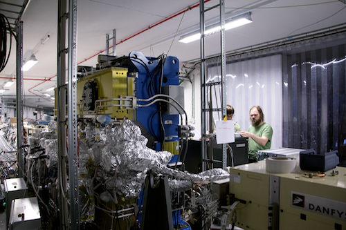 Picture showing two members of the Vacuum Team preparing the bake-out of an in-vacuum undulator
